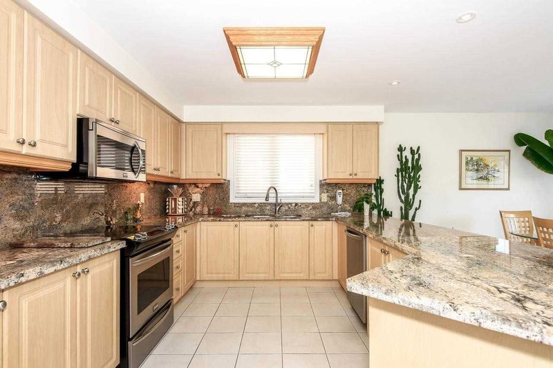 143 Toporowski Ave, Richmond Hill, L4S2H4 | Image 3