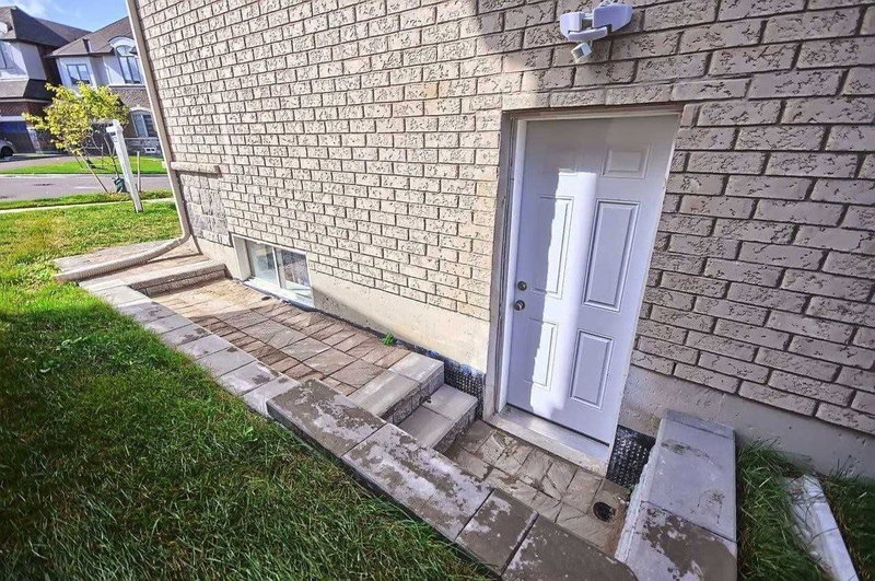 42 Foxberry Rd, East Gwillimbury, L0G 1V0 | Image 2