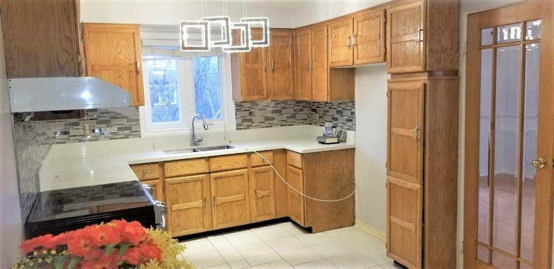 86 Howlett Ave, Newmarket, L3Y5S5 | Image 2