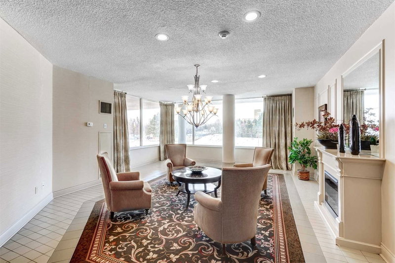 314 - 326 Major Mackenzie Dr E, Richmond Hill, L4C1J3 | Image 2