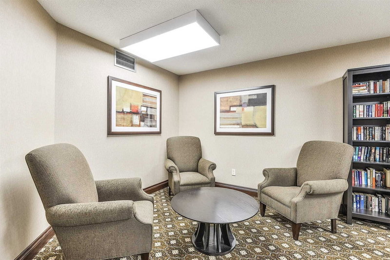 314 - 326 Major Mackenzie Dr E, Richmond Hill, L4C1J3 | Image 3