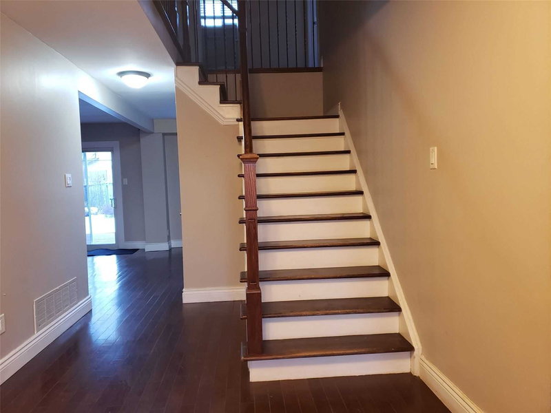 266 London Rd, Newmarket, L3Y6K8 | Image 2