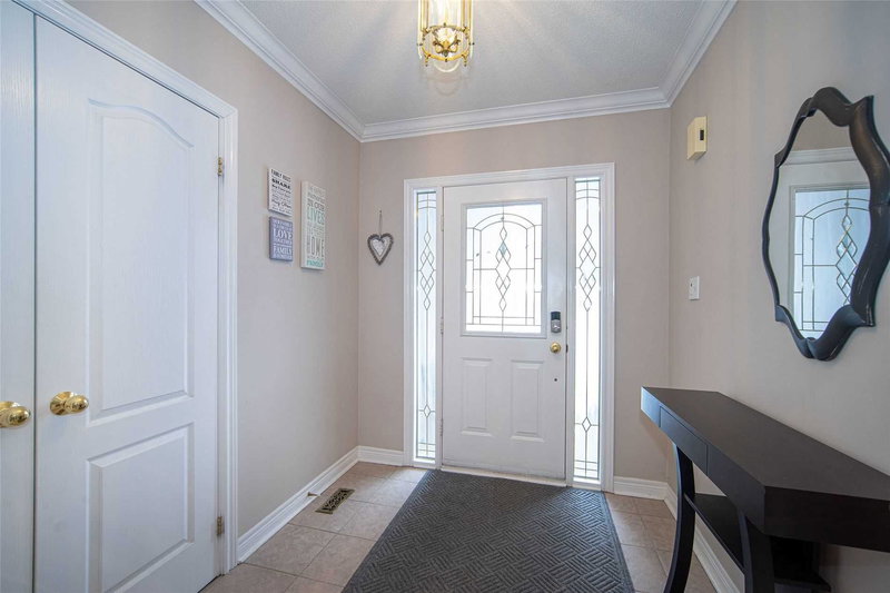 355 Carruthers Ave, Newmarket, L3X2B7 | Image 2