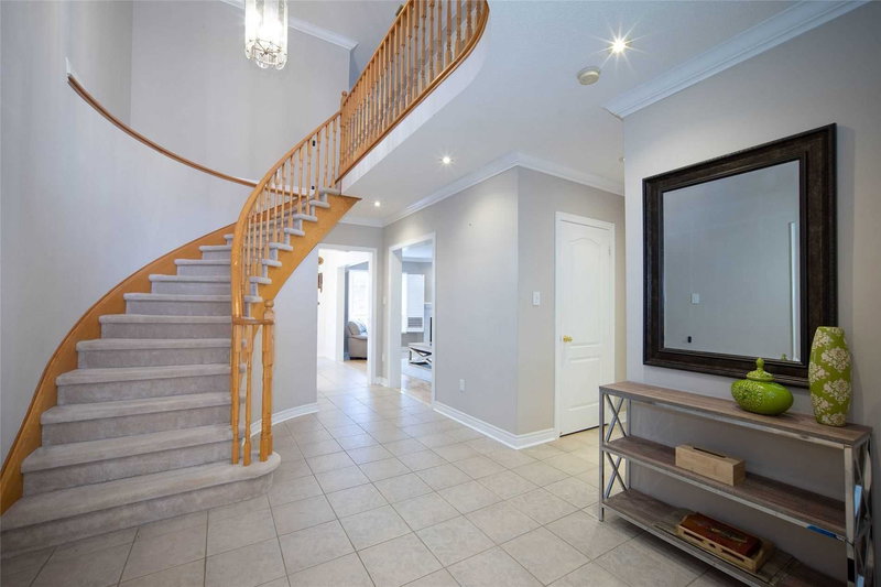 355 Carruthers Ave, Newmarket, L3X2B7 | Image 3