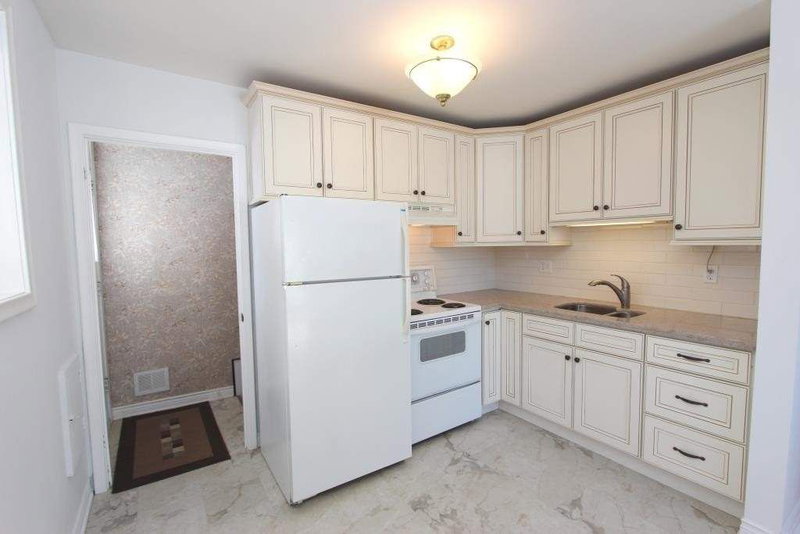 22 Knowles Cres, Aurora, L4G1Z7 | Image 2