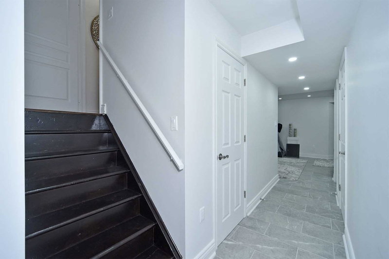 102 Mactier Dr, Vaughan, L4H4L3 | Image 2