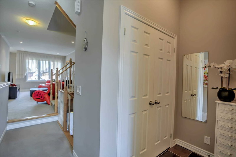 42 Courtland Cres, Newmarket, L9N0A9 | Image 2