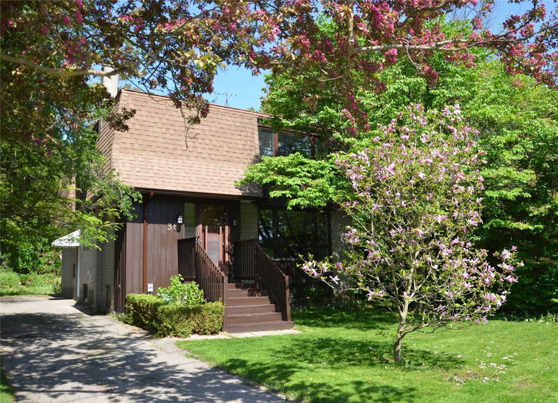 36 Aurora Heights Dr, Aurora, L4G2W7 | Image 2