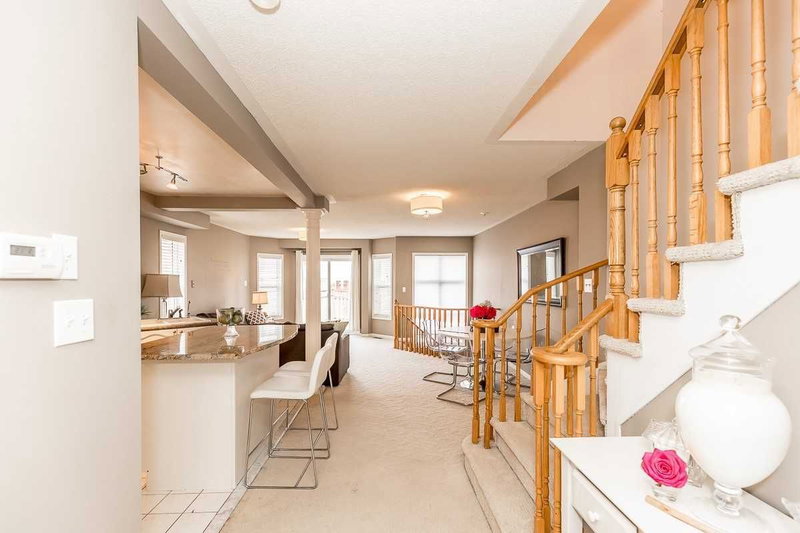 68 Woodroof Cres, Aurora, L4G7H4 | Image 3