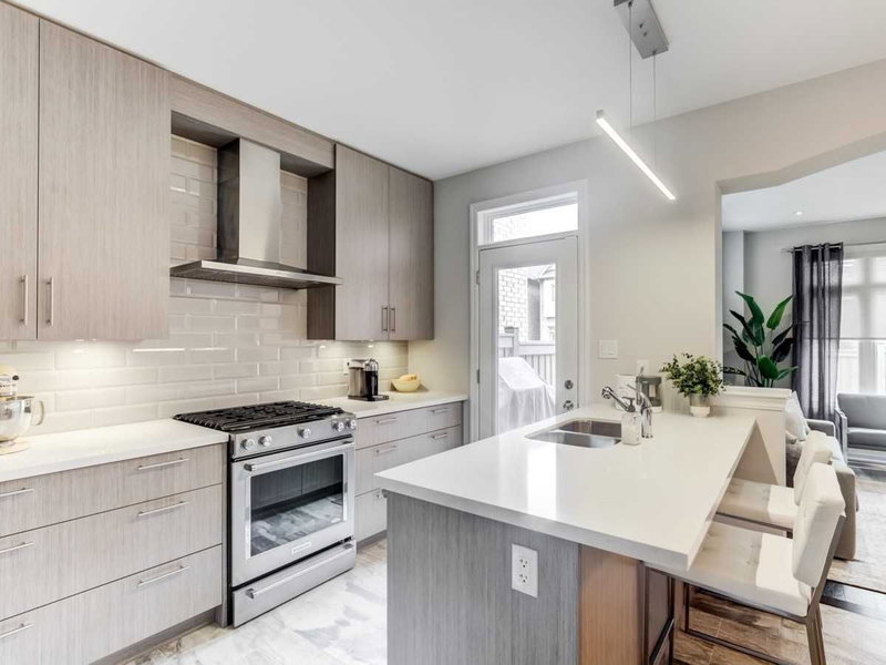 23 Claudview St, King, L7B0C6 | Image 2