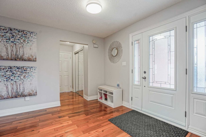 178 Waratah Ave, Newmarket, L3Y6R4 | Image 2