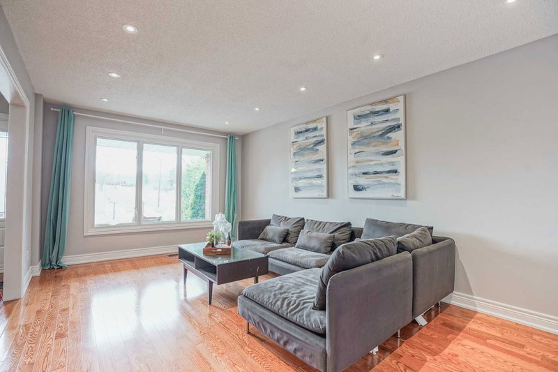 178 Waratah Ave, Newmarket, L3Y6R4 | Image 3