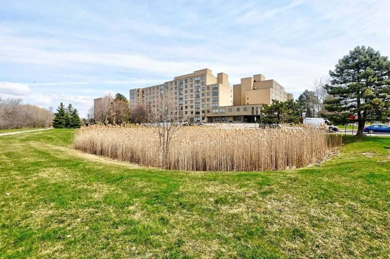 709 - 326 Major Mackenzie Dr E, Richmond Hill, L4C6T4 | Image 2