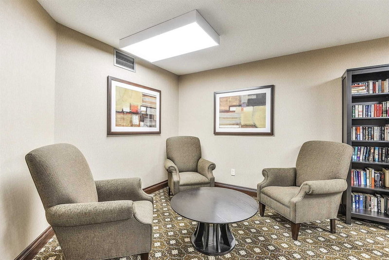 314 - 326 Major Mackenzie Dr E, Richmond Hill, L4C8T4 | Image 2