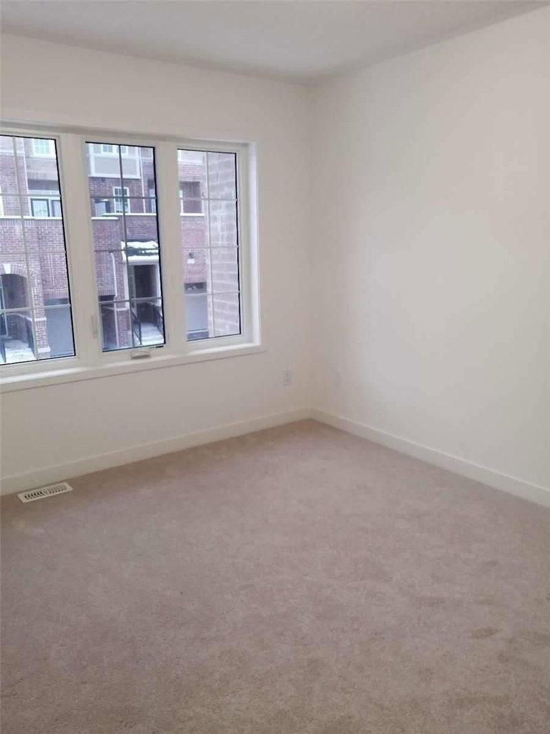 208 Harding Park St, Newmarket, L3Y 0E3 | Image 3