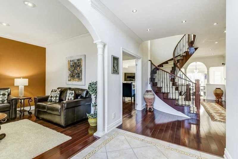 129 Golden Tulip Cres, Markham, L6C1W5 | Image 2