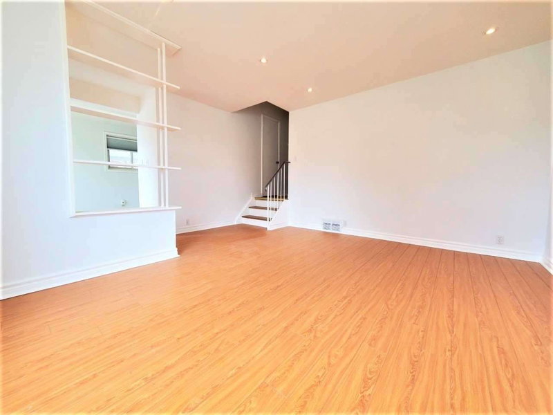 22 Knowles Cres, Aurora, L4G1Z7 | Image 2