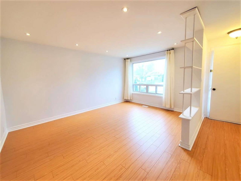 22 Knowles Cres, Aurora, L4G1Z7 | Image 3