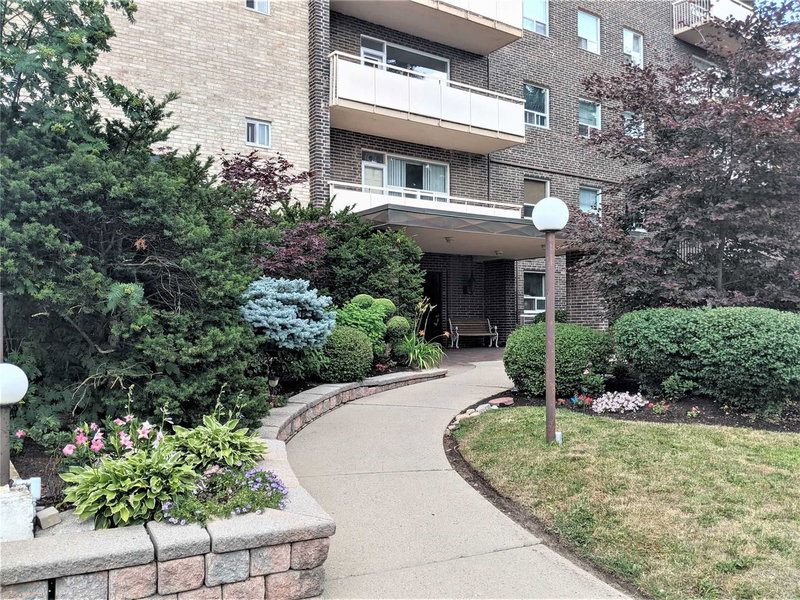 604 - 67 Richmond St, Richmond Hill, L4C3Y3 | Image 2