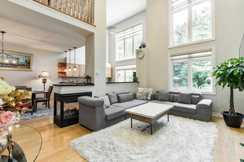 962 On Bogart Circ, Newmarket, L3Y8T4 | Image 2