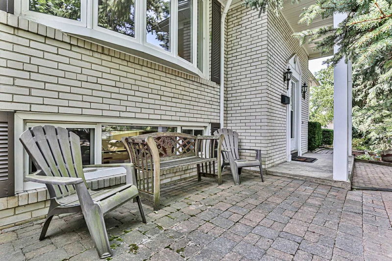 156 Trayborn Dr, Richmond Hill, L4C4L1 | Image 3