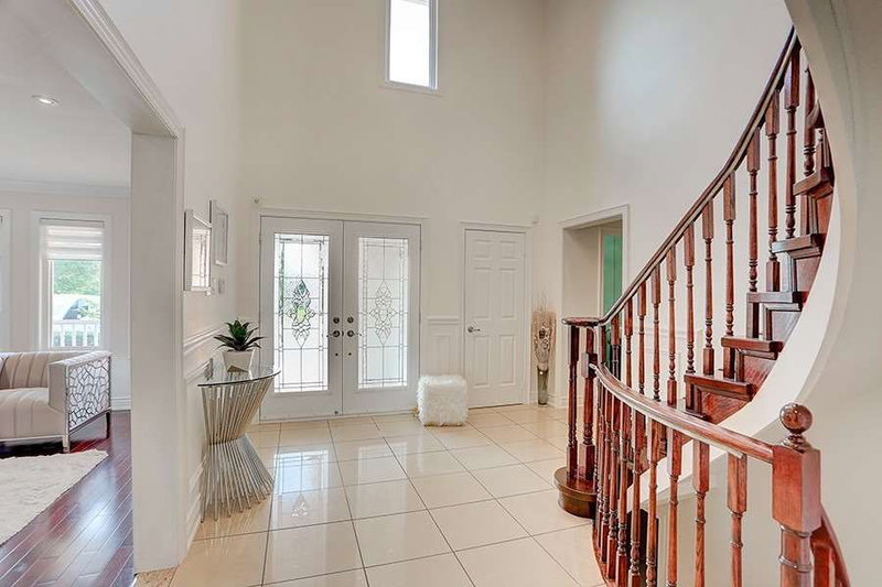 100 Bernard Ave, Richmond Hill, L4C9Z5 | Image 2