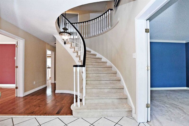 23 Fielding Dr, Aurora, L4G4Z4 | Image 2