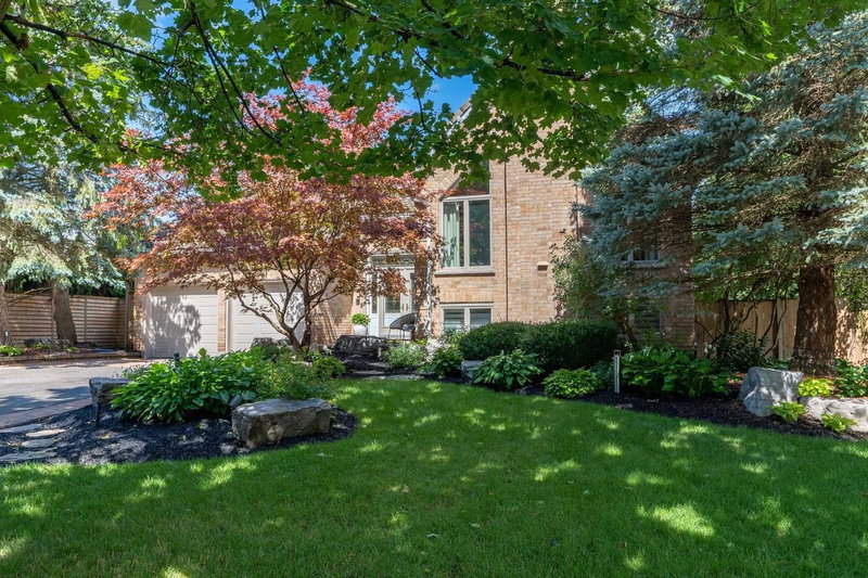 32 Whitfield Crt, Aurora, L4G 5L7 | Image 2