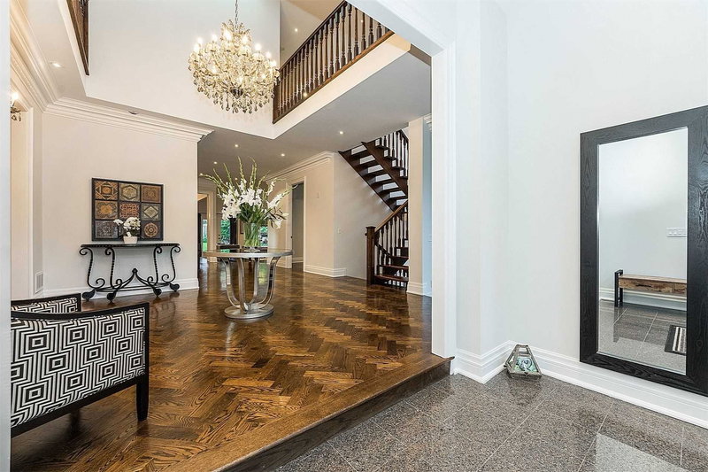 126 Old Surrey Lane, Richmond Hill, L4C8S6 | Image 2