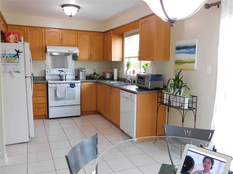 100 Selkirk Dr, Richmond Hill, L4B4S4 | Image 3