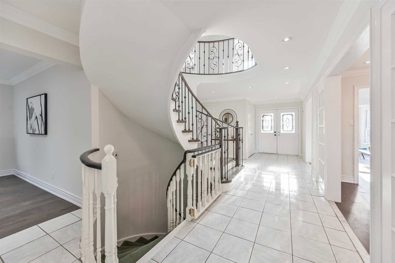 741 Shanahan Blvd, Newmarket, L3X1P8 | Image 2