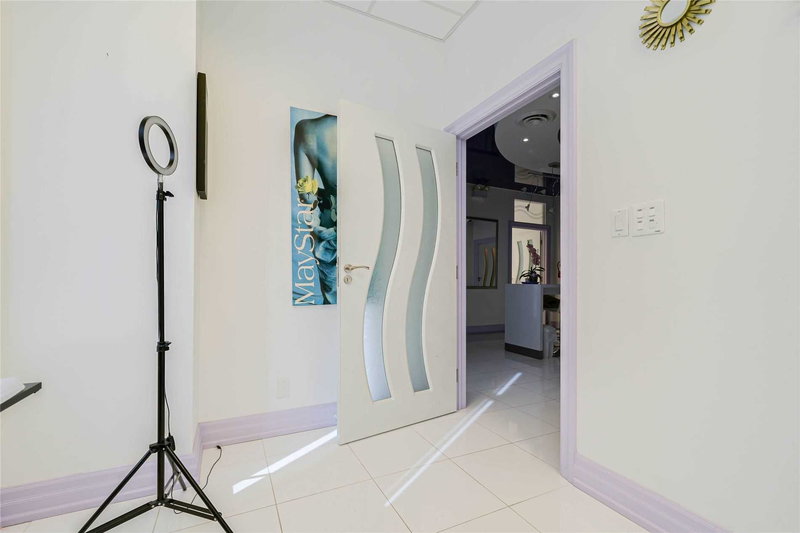 208 - 10376 Yonge St, Richmond Hill, L4C3B8 | Image 3