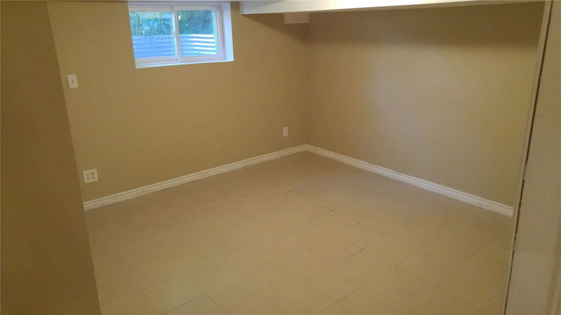 Lower - 31 Bailey Cres, Aurora, L4G 2B2 | Image 3