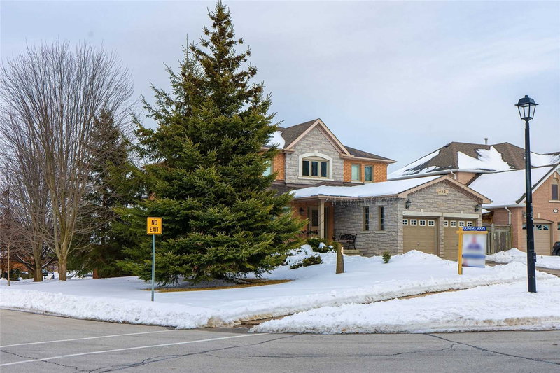 355 Carruthers Ave, Newmarket, L3X2B7 | Image 3