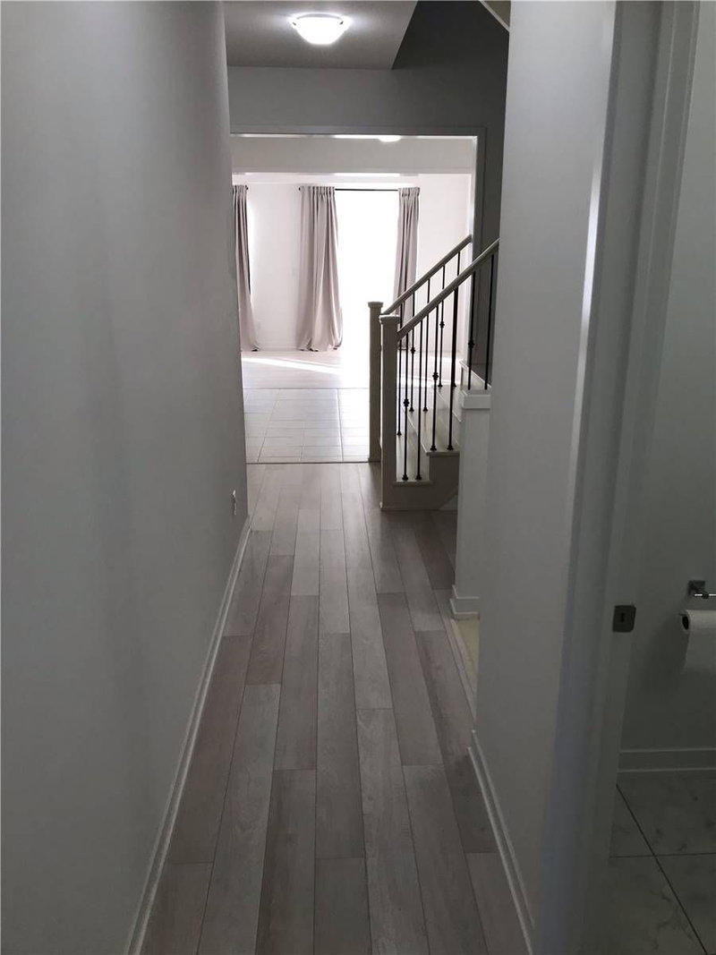 137 Knott End Cres, Newmarket, L3Y0E4 | Image 2