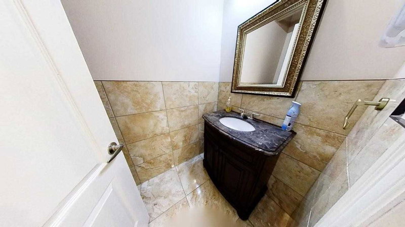 25 - 16945 Leslie St, Newmarket, L3Y 9A2 | Image 3