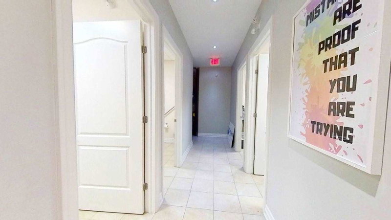 25 - 16945 Leslie St, Newmarket, L3Y 9A2 | Image 2