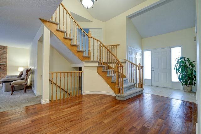 14 Laurwood Crt, Aurora, L4G5C2 | Image 2