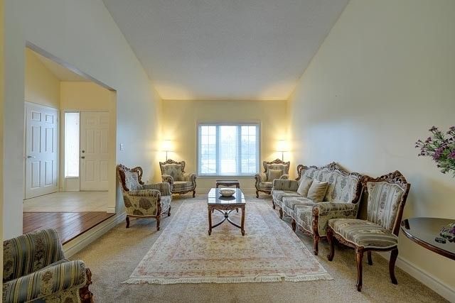 14 Laurwood Crt, Aurora, L4G5C2 | Image 3