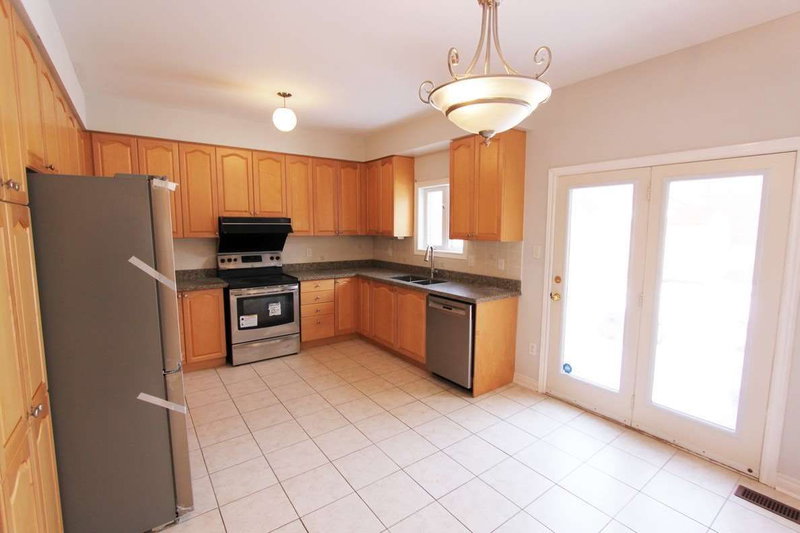 53 Shadow Falls Dr, Richmond Hill, L4E4J7 | Image 3