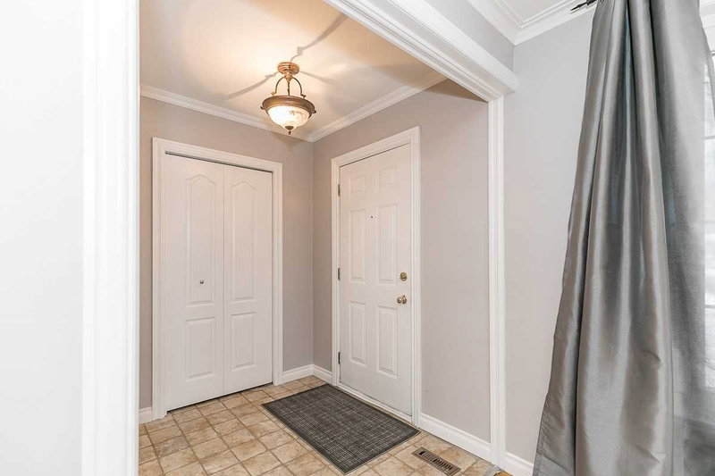 107 Bayview Pkwy, Newmarket, L3Y3W2 | Image 2