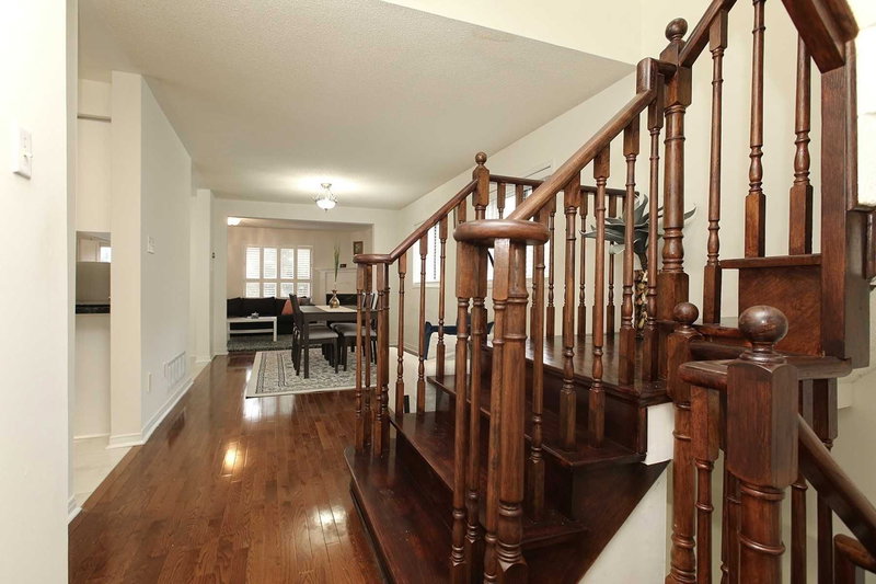 184 Lindenshire Ave, Vaughan, L6A2X4 | Image 2