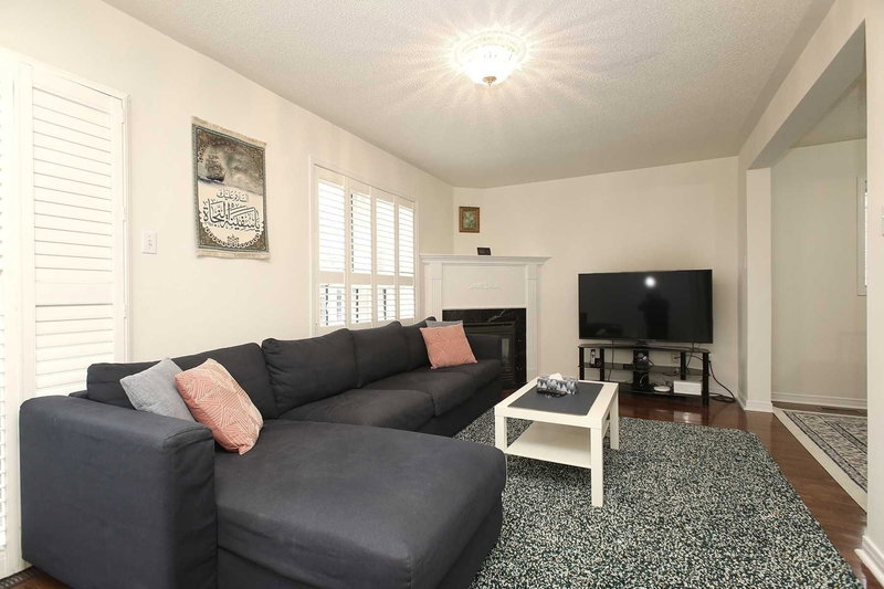 184 Lindenshire Ave, Vaughan, L6A2X4 | Image 3