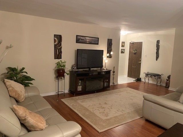 402 - 67 Richmond St, Richmond Hill, L4C3Y3 | Image 3