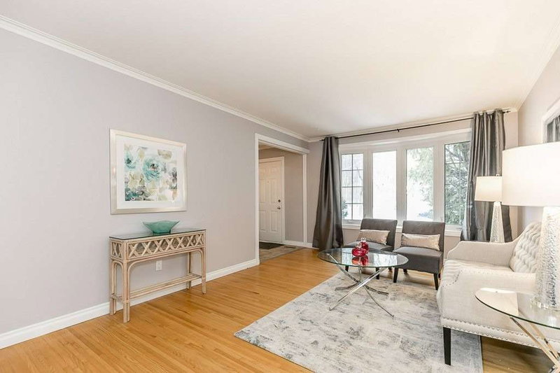 Main - 107 Bayview Pkwy, Newmarket, L3Y3W2 | Image 3