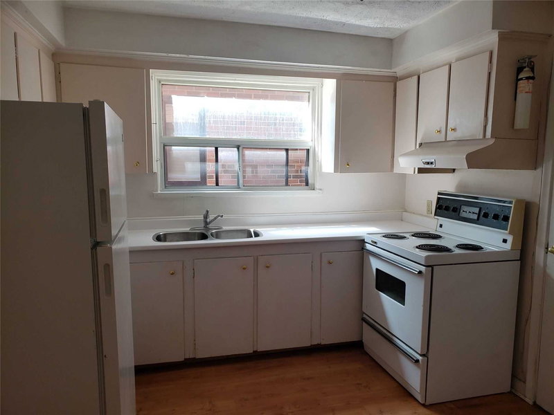 Main - 124 Major Mackenzie Dr E, Richmond Hill, L4C1H1 | Image 3