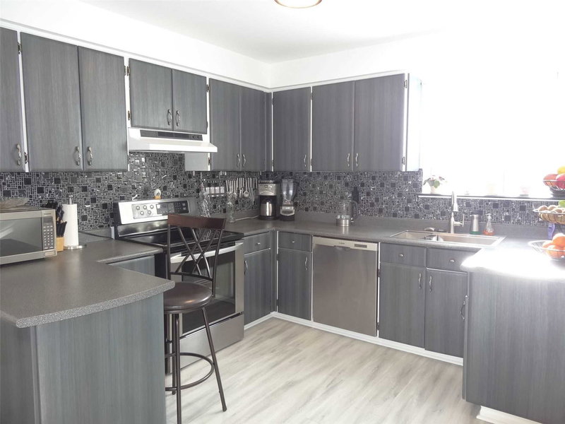 40 Henderson Dr, Aurora, L4G3L2 | Image 2