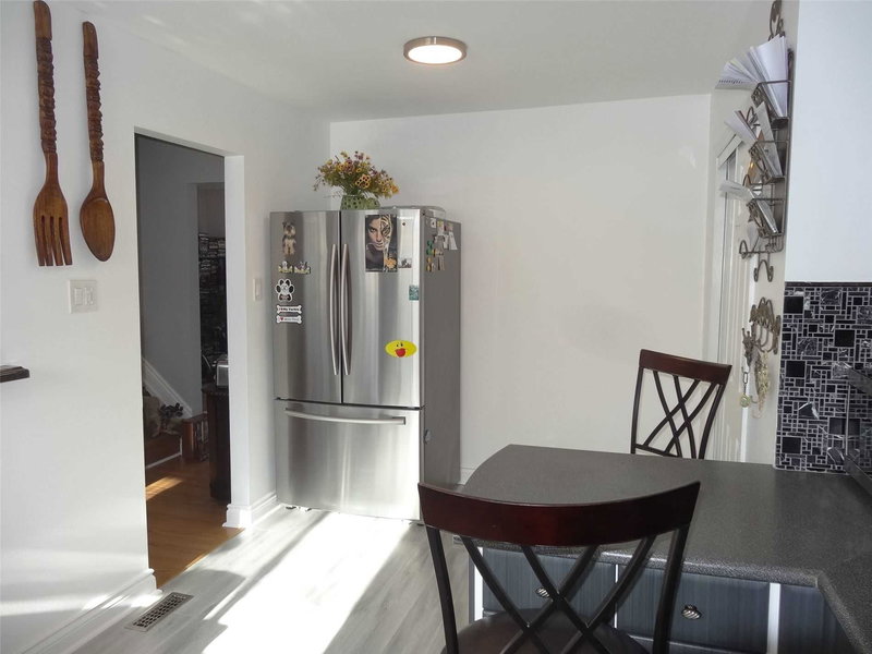 40 Henderson Dr, Aurora, L4G3L2 | Image 3