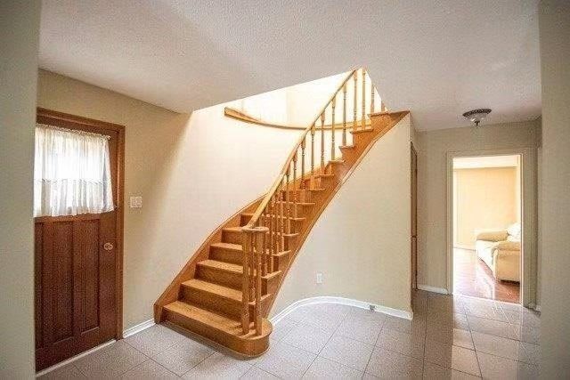 6 Simsbury Crt, Markham, L3R 3G7 | Image 2