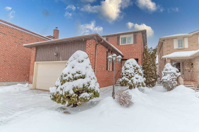 8 Belvedere Cres, Richmond Hill, L4C8W2 | Image 2